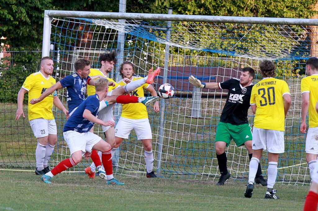 Dieser Ball von Stein-Kapitän Timo Federwisch (2. v. l.) knallt gleich gegen die Unterkante der Torlatte. © Ismail Yesilyurt