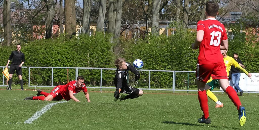 Wagemutig verhindert Eidertals Keeper Tobias Dittmann das 1:2 gegen Felix Wagner (verdeckt). Wagemutig verhindert Eidertals Keeper das 1:2 gegen Felix Wagner (verdeckt). © Ismail Yesilyurt