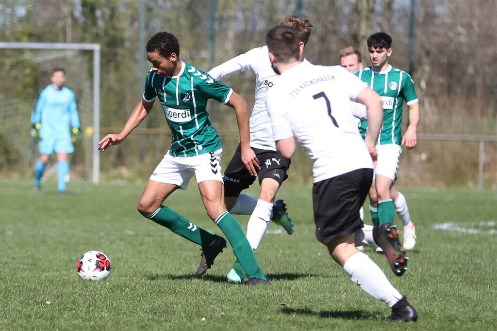 Dreifachtorschütze Keenon Erfurth (li., VfB Lübeck II) nutzte die Gunst der Stunde beim 4:1. © Ismail Yesilyurt