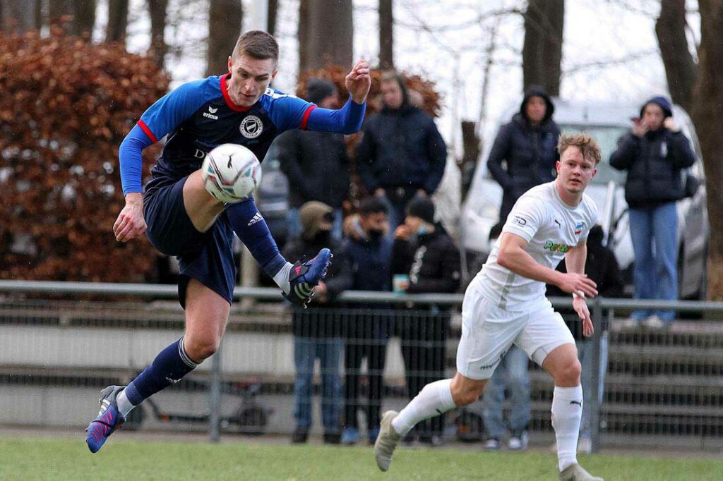 Björn Lass (li., Nordmark Satrup) erzielte das 4:0 gegen den VfB Lübeck II. © 2022 Ismail Yesilyurt
