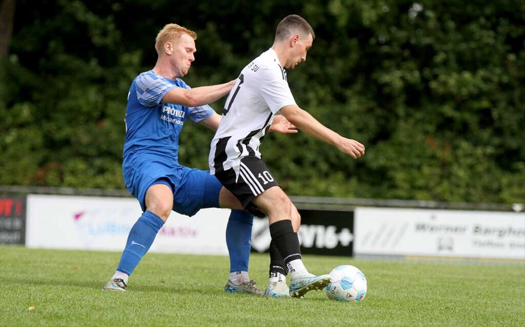 Jack Palm (re., Heikendorfer SV) hätte nach seinem Elfmeter zum 3-0 nachlegen können. © 2026 Ismail Yesilyurt Jack Palm (re., Heikendorfer SV) hätte nach seinem Elfmeter zum 3-0 nachlegen können. © 2026 Ismail Yesilyurt