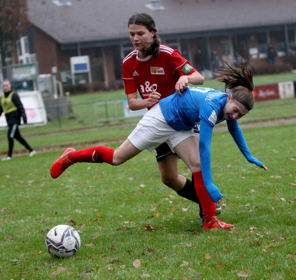 Hannah Totz (vorne), im Zweikampf mit Unions Amalia Wichmann, hatte auch einen Glasklaren zum 2:0. Hannah Totz (vorne), im Zweikampf mit Unions Amalia Wichmann, hatte auch einen Glasklaren zum 2.0.