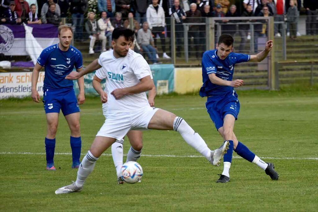 Moritz Gersteuer (TuS Rotenhof) hat abgezogen. Der Ball landet zum 1-0 für Rotenhof im Netz. © 2023 Olaf Wegerich