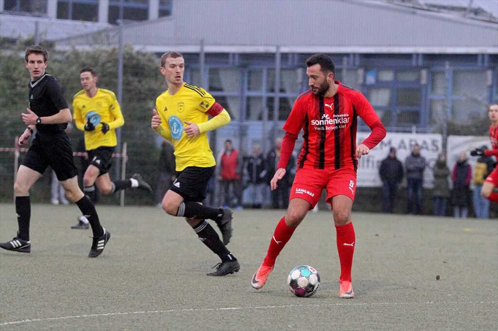 Da macht Erdogan Cumur (TSV Kronshagen) schon einen Dreierpack und das reicht nicht zum Sieg. Links Fabian Hunze (TSV Altenholz). © 2024 Ismail Yesilyurt