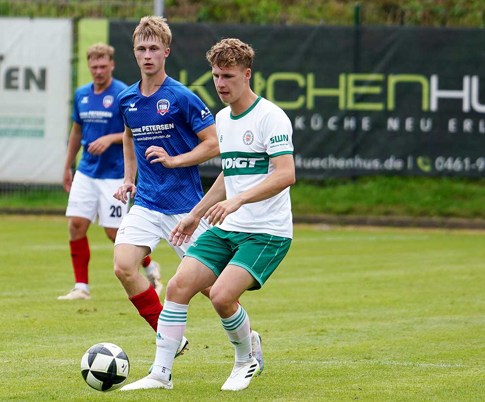 William Baxter (li., TSB Flensburg) vs Paul Eberhardt (PSV Neumünster). © 2024 Jacqueline Röder William Baxter (li., TSB Flensburg) vs Paul Eberhardt (PSV Neumünster). © 2024 Jacqueline Röder