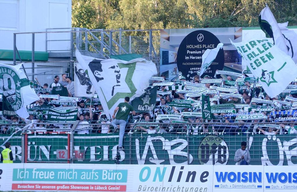 Die Niederlage trüübte etwas Stimmung auf den VfB-Rängen, aber die Fans honorierten die gute VfB-Leistung. © 2026 Olaf Wegerich Die Niederlage trüübte etwas Stimmung auf den VfB-Rängen, aber die Fans honorierten die gute VfB-Leistung. © 2026 Olaf Wegerich