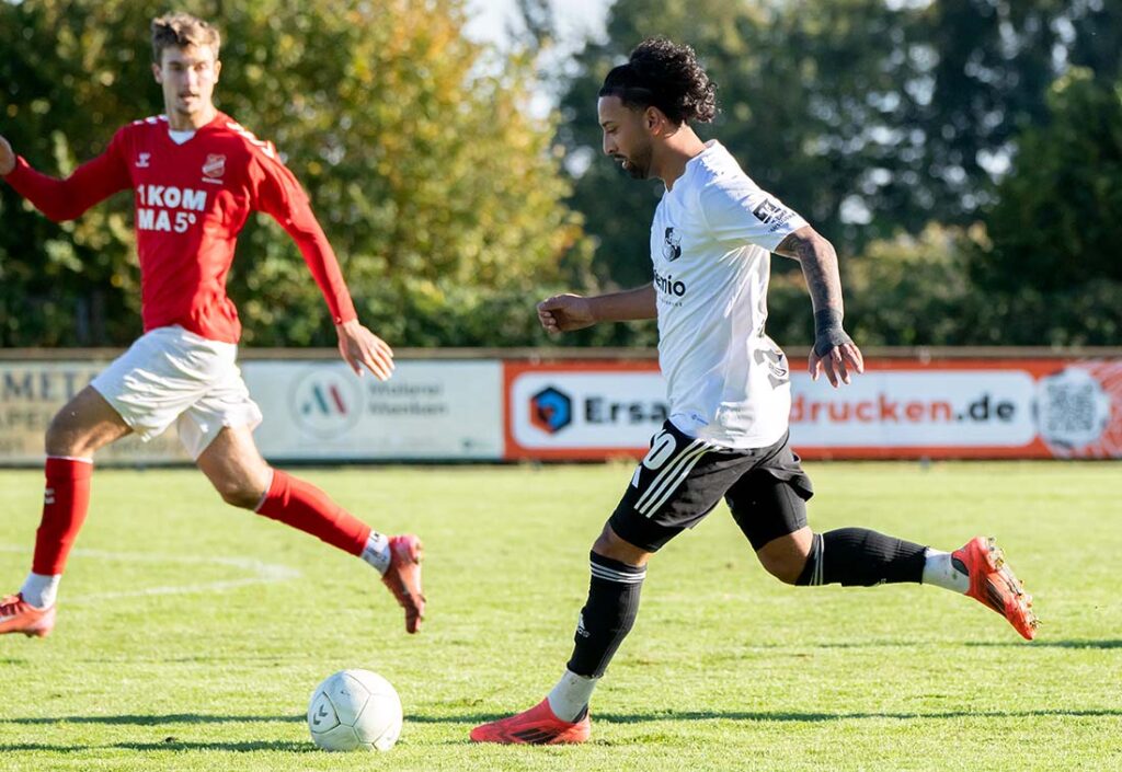 Azat Selcuk (vorne, Heider SV) mit einer dynamischen Aktion in Eichede. © 2025 Volker Schlichting