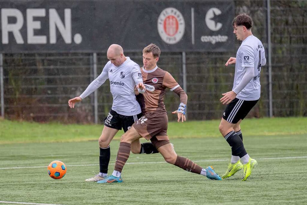 Steffen Neelsen (Heider SV) ist schneller am Ball als Toralf Hense (FC St. Pauli II). © 2025 Volker Schlichting Steffen Neelsen (Heider SV) ist schneller am Ball als Toralf Hense (FC St. Pauli II). © 2025 Volker Schlichting