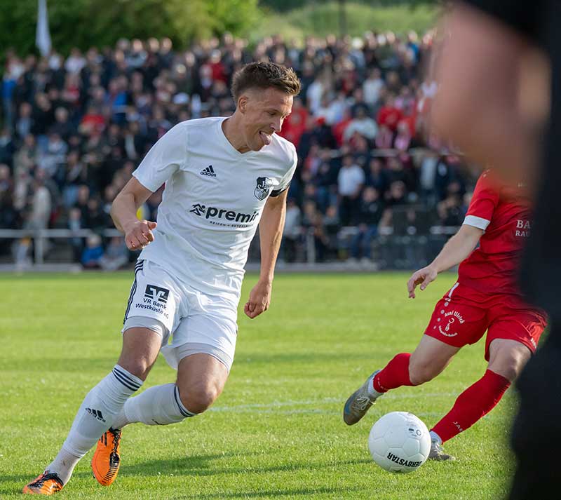 Jonah Gieseler (Heider SV) brennt für ein Tor in der Aufstiegsrunde. © 2025 Volker Schlichting Jonah Gieseler (Heider SV) brennt für ein Tor in der Aufstiegsrunde. © 2025 Volker Schlichting