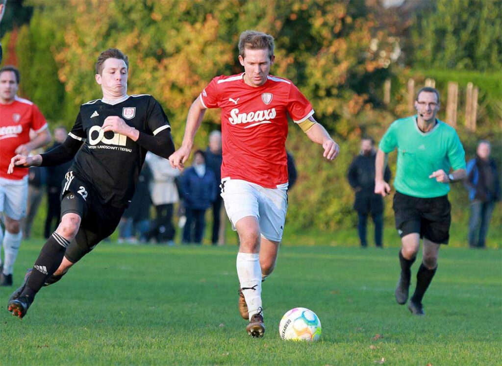 Oliver Dreier, (am Ball, Rot-Schwarz Kiel) war einer der Turbinen für den Aufwind nach etwas mehr als 60 Minuten. Links Tony Buck (MTV Dänischenhagen. © 2022 Ismail Yesilyurt