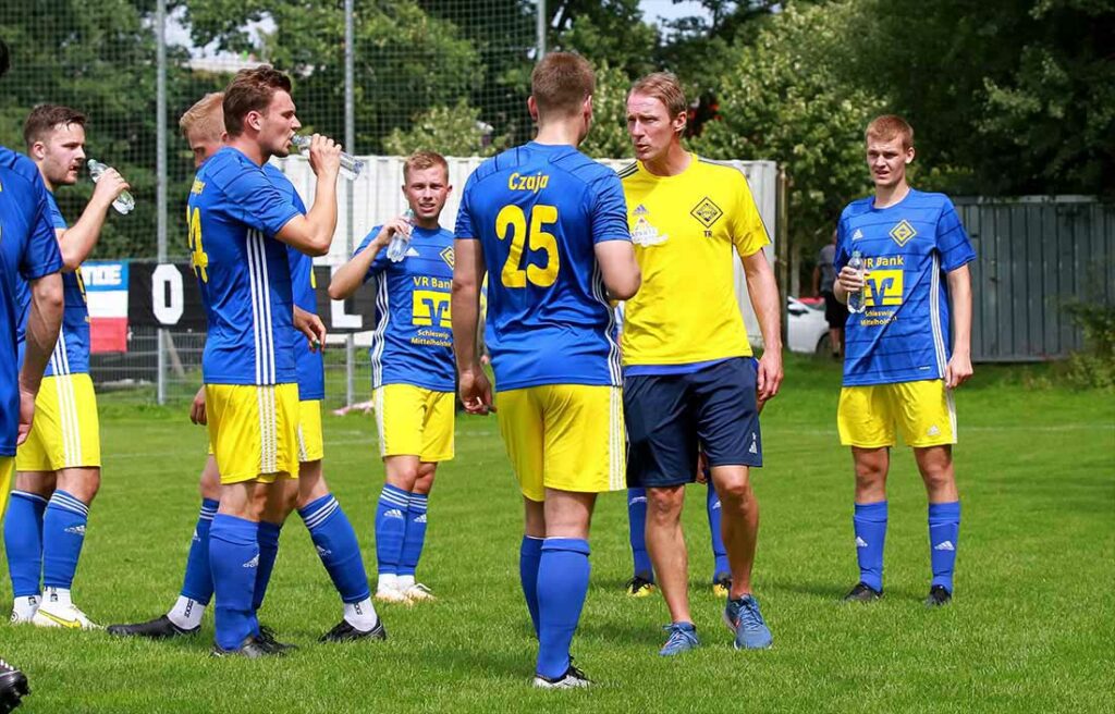 Welche Möglichkeiten hat Coach Maik Gabriel (Osterrönfelder TSV), seiner Mannschaft in der gegnerischen Box mehr leben einzuhauchen? © 2023 Ismail Yesilyurt