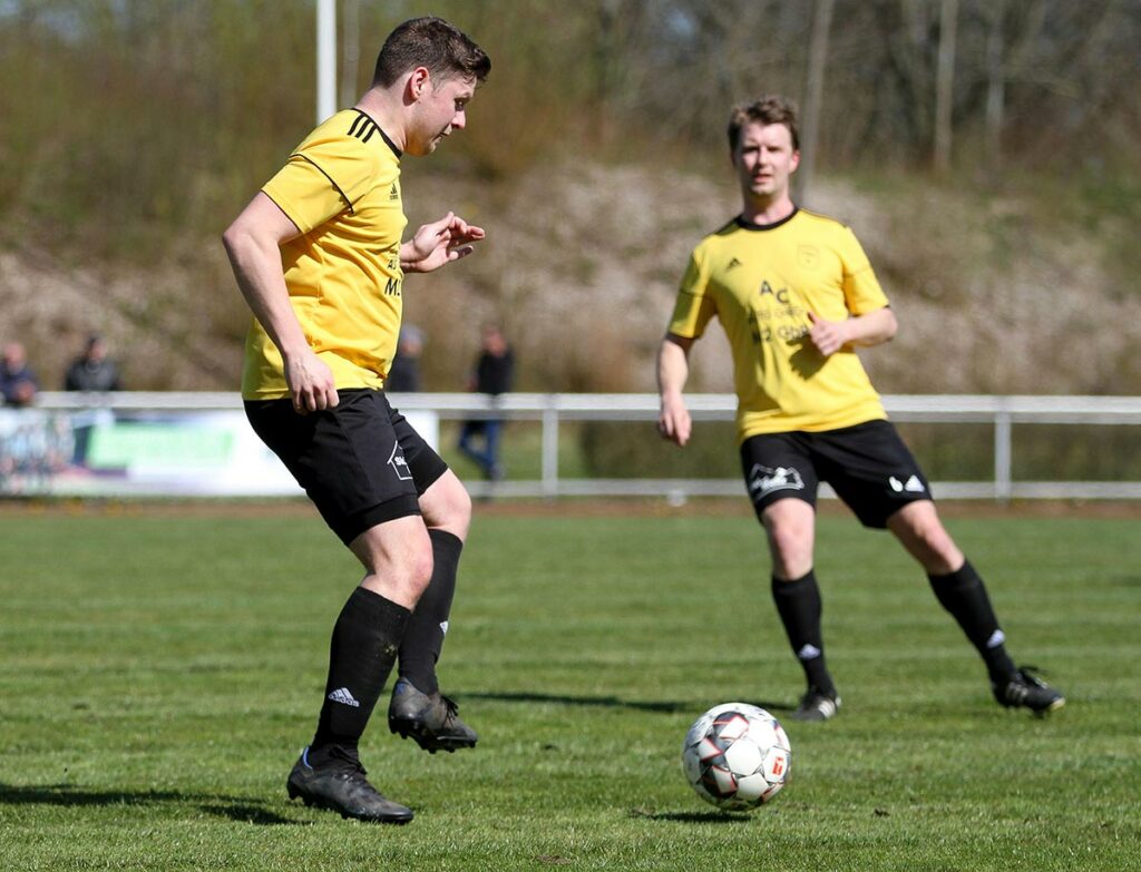 Max-Peter Andersen (li., TSV Altenholz) fehlte beim Hundertprozenter ein halber Meter. Max-Peter Andersen (li., TSV Altenholz) fehlte beim Hundertprozenter ein halber Meter. © Ismail Yesilyurt
