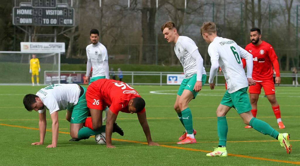 Wer krabbelt besser? Dennis Kahlert (li.) oder Benjamin Petrick (Kilia)? Marc Schwabe und Tjalf Kaack (6) warten ab.