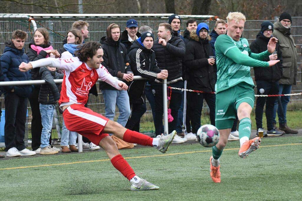 Maximilian Musci (TSV Bordesholm) klärt vor Marc Barck (PSV Neumünster). © 2023 Olaf Wegerich Maximilian Musci (TSV Bordesholm) klärt vor Marc Barck (PSV Neumünster). © 2023 Olaf Wegerich