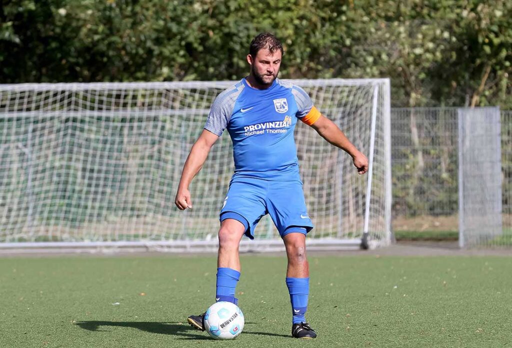 Lars Peretzke (SV Dörpum) eröffnet beim 4:1 gegen Slesvig IF mit einem Freistoß-Tor. © 2024 Ismail Yesilyurt Lars Peretzke (SV Dörpum) eröffnet beim 4:1 gegen Slesvig IF mit einem Freistoß-Tor. © 2024 Ismail Yesilyurt