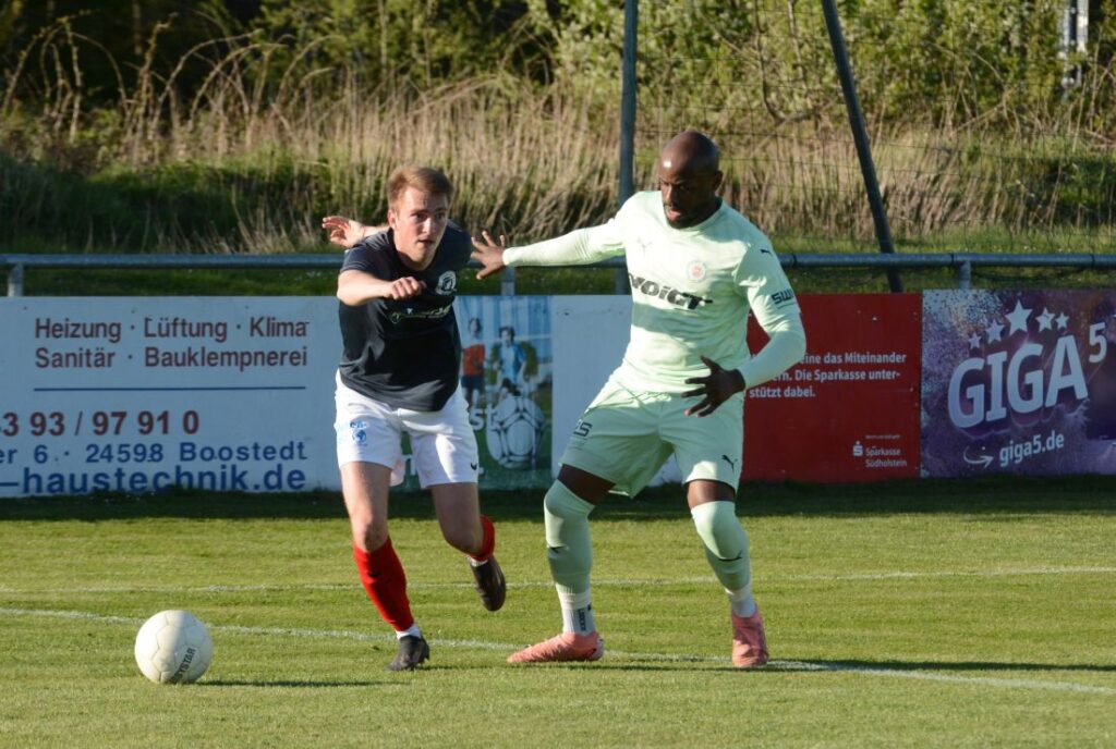 Christoph Ottsen (TSV Nordmark Satrup) gegen Grady Zinkondo (PSV Neumünster). © 2026 Olaf Wegerich Christoph Ottsen (TSV Nordmark Satrup) gegen Grady Zinkondo (PSV Neumünster). © 2026 Olaf Wegerich