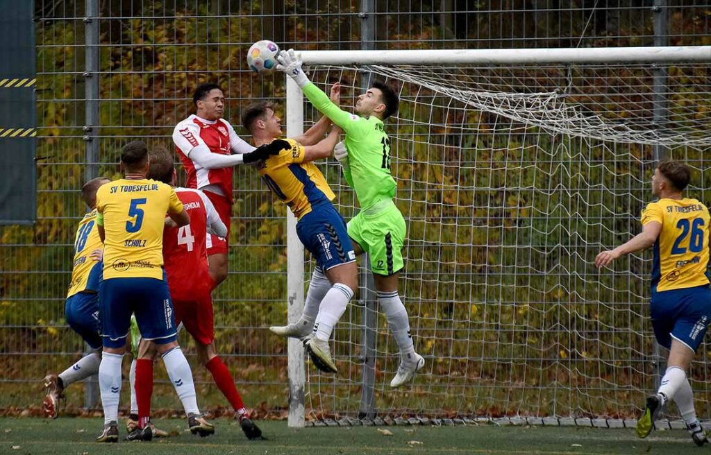 Torhüter Matthies Meyer (SV Todesfelde) klärt vor Luca Assemien (TSV Bordesholm), in der Mitte Mats Klüver. © 2023 Olaf Wegerich