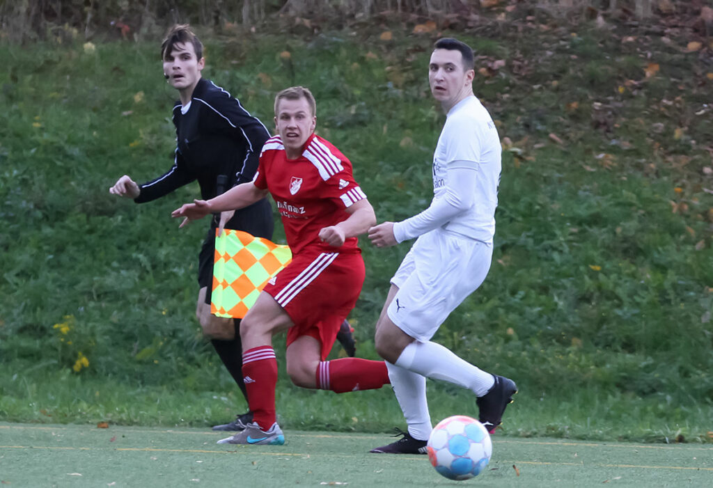 Leon Fallet (Flintbek) ist ein torgefährlicher und spielstarker Flügelspieler – rechts Paul Horn (Inter II). Leon Fallet (Flintbek) ist ein torgefährlicher und spielstarker Flügelspieler - rechts Paul Horn (Inter II). © Ismail Yesilyurt
