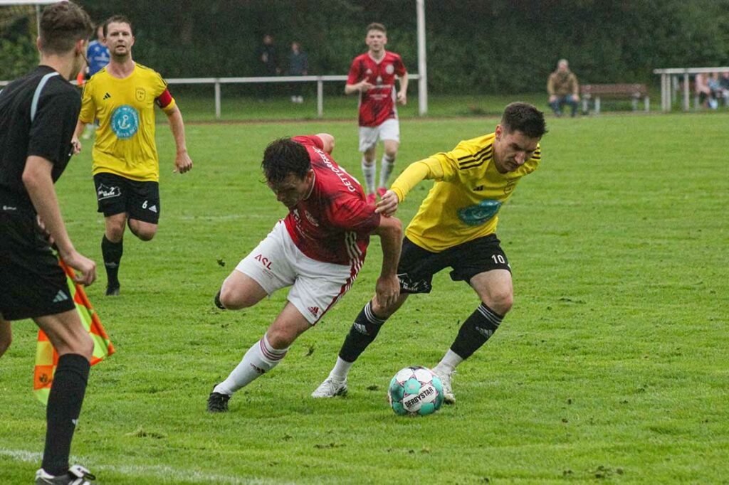 Kevin Link (li., Gettorfer SC), der den Elfmeter zum 1:0 für den GSC verwandelte, verliert diesen Zweikampf gegen Fabian Feißt (TSV Altenholz). © 2023 Merve Prösch