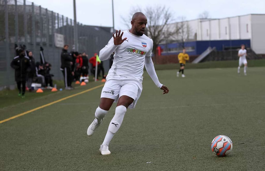 Grady Zinkondo hat sich auf der rechten Seite durchgetankt und leitet das 1:0 ein. Grady Zinkondo hat sich auf der rechten Seite durchgetankt und leitet das 1:0 ein. © Ismail Yesilyurt