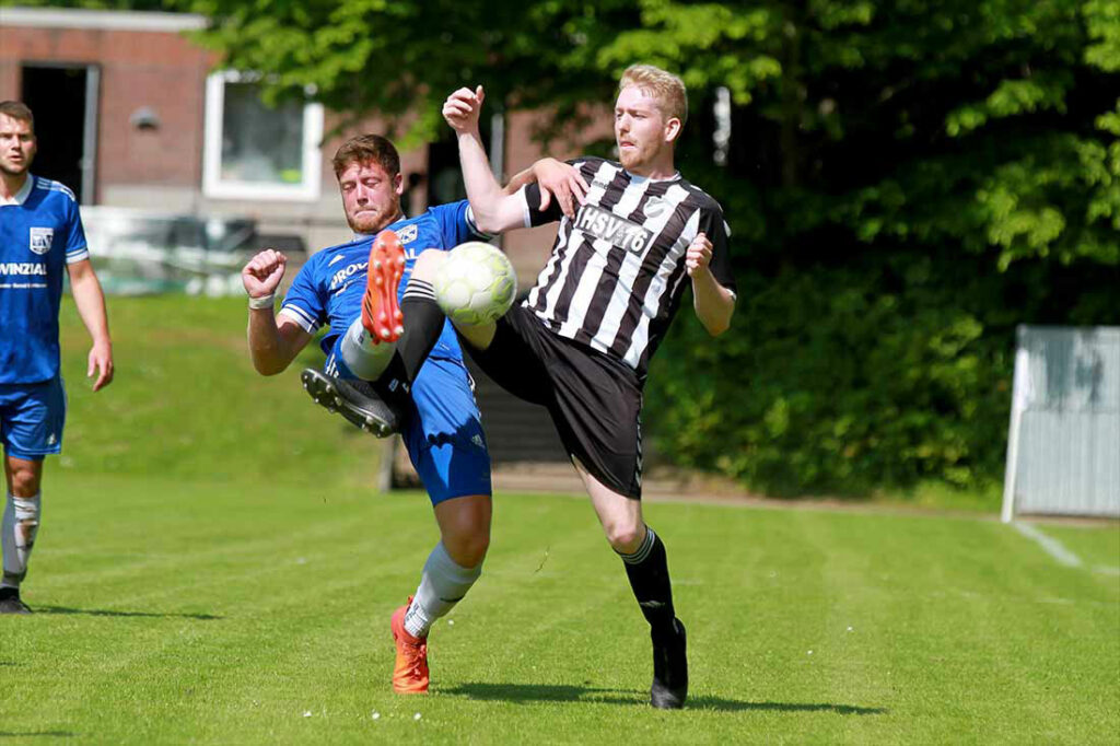 In einem Abstiegsduell gibt es natürlich viel Kampf. Timo Martens (re., Heikendorfer SV) gegen Henrik Moellgaard (SV Dörpum). © 2023 Ismail Yesilyurt