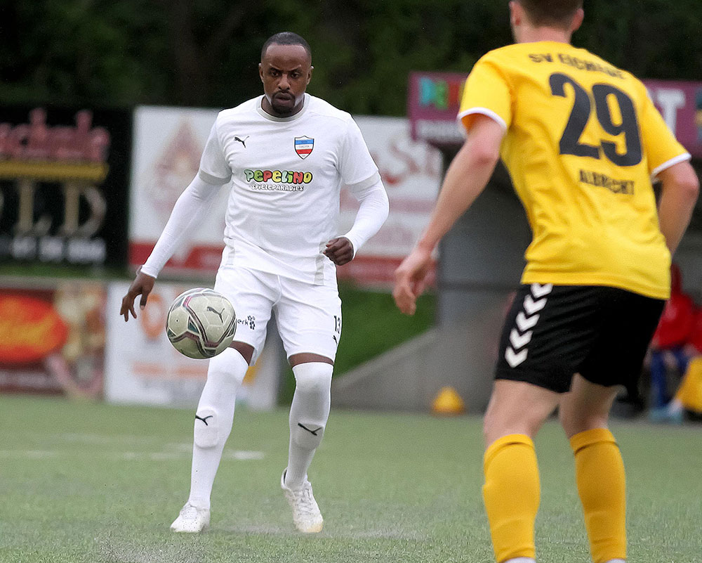 Grady Zinkondo (li., Inter Türkspor Kiel) gab das Zuspiel zum Ehrentreffer. Grady Zinkondo (in weiss, Inter Türkspor Kiel) gab das Zuspiel zum Ehrentreffer. © Ismail Yesilyurt