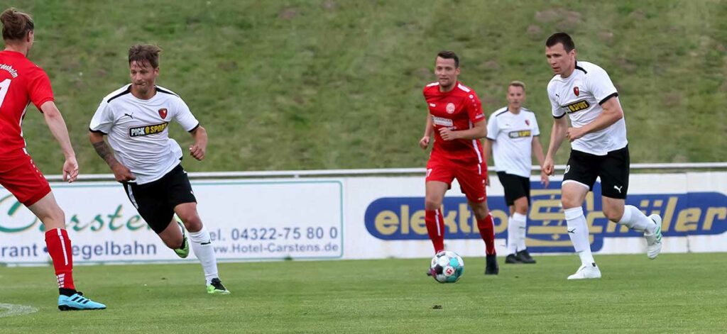 Ben Jarik (li., Rot-Schwarz Kiel) startet in den freien Raum, rechts Florian Härter am Ball. Ben Jarik (li., Rot-Schwarz Kiel) startet in den freien Raum, rechts Florian Härter am Ball. © Ismail Yesilyurt