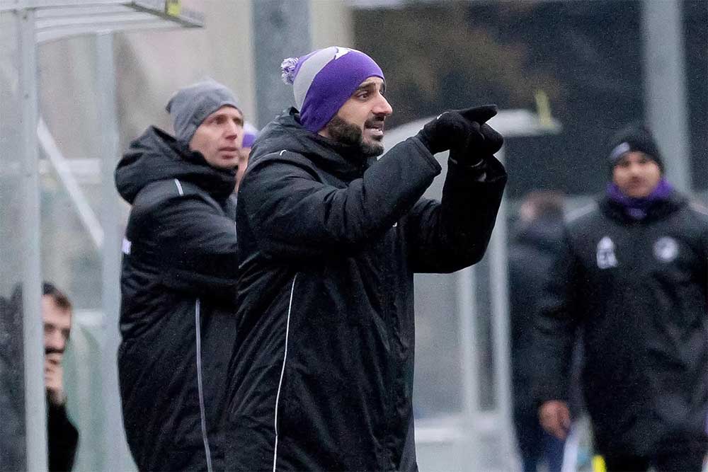 Goldenes Händchen bei Abdulselam Yilmaz. Der Coach des VfR Neumünster wechselte mit Vuk Vukelic den Sieg ein. © Ismail Yesilyurt