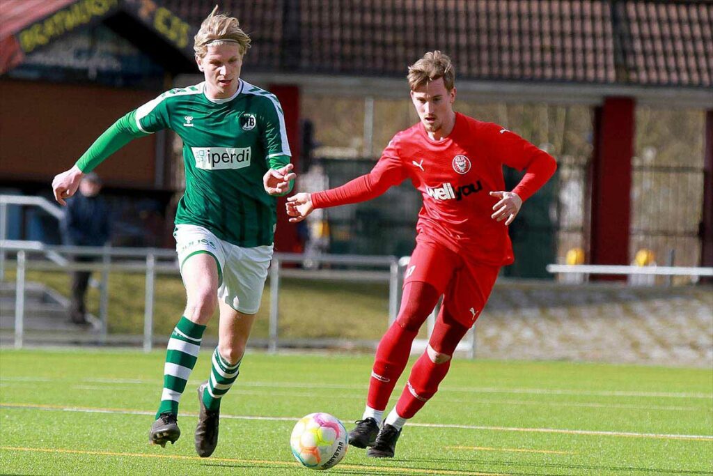Stürmer Lasse Lahrtz (li., VfB Lübeck U23) bekam zu wenig  Zuspiele aus dem Mittelfeld. Rechts Yannik Jakubwoski (Kilia Kiel). © 2023 Ismail Yesilyurt