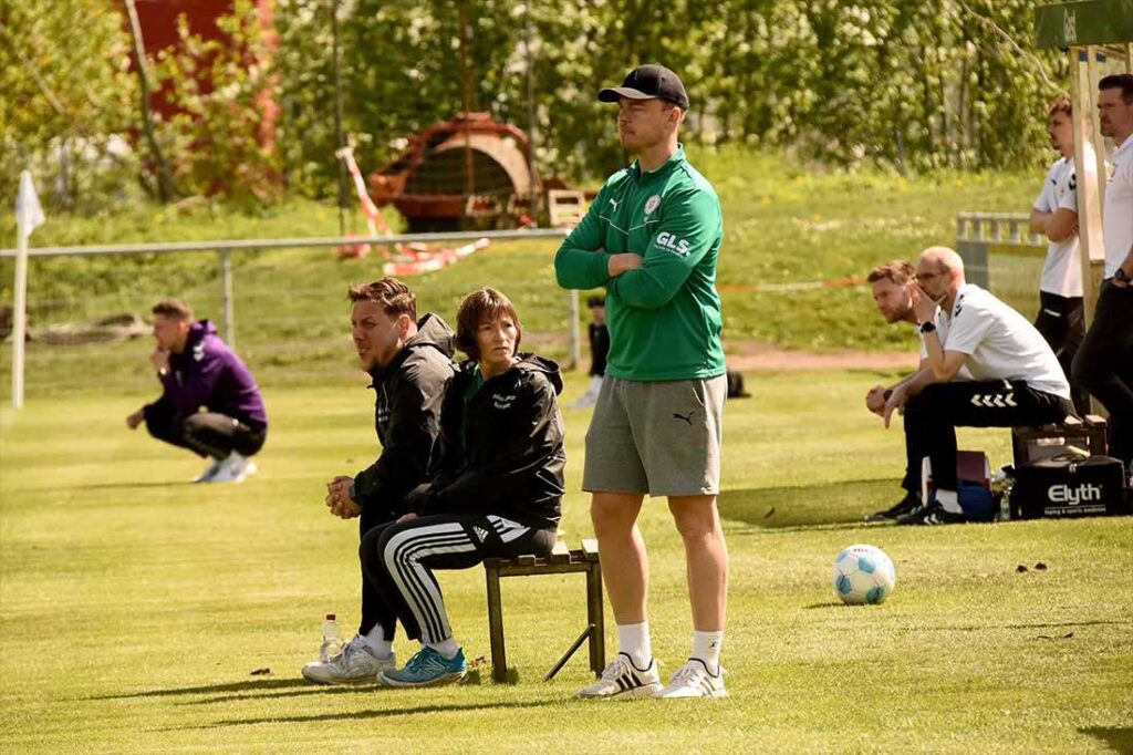 Das Trainerteam des PSV Neumünster mit Dennis Buthmann und Nils Voss (stehend) hat eine sehr gute Auswahl in Kiel. © Olaf Wegerich Das Trainerteam des PSV Neumünster mit Dennis Buthmann und Nils Voss (stehend). © 2024 Olaf Wegerich