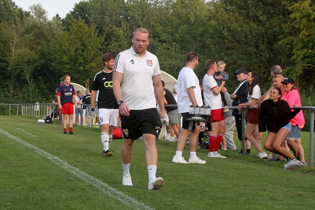 Trainer Henning Bolz (MTV Dänischenhagen) kann in Ruhe die nächsten Schritte mit seiner Mannschaft gehen. © 2025 Ismail Yesilyurt