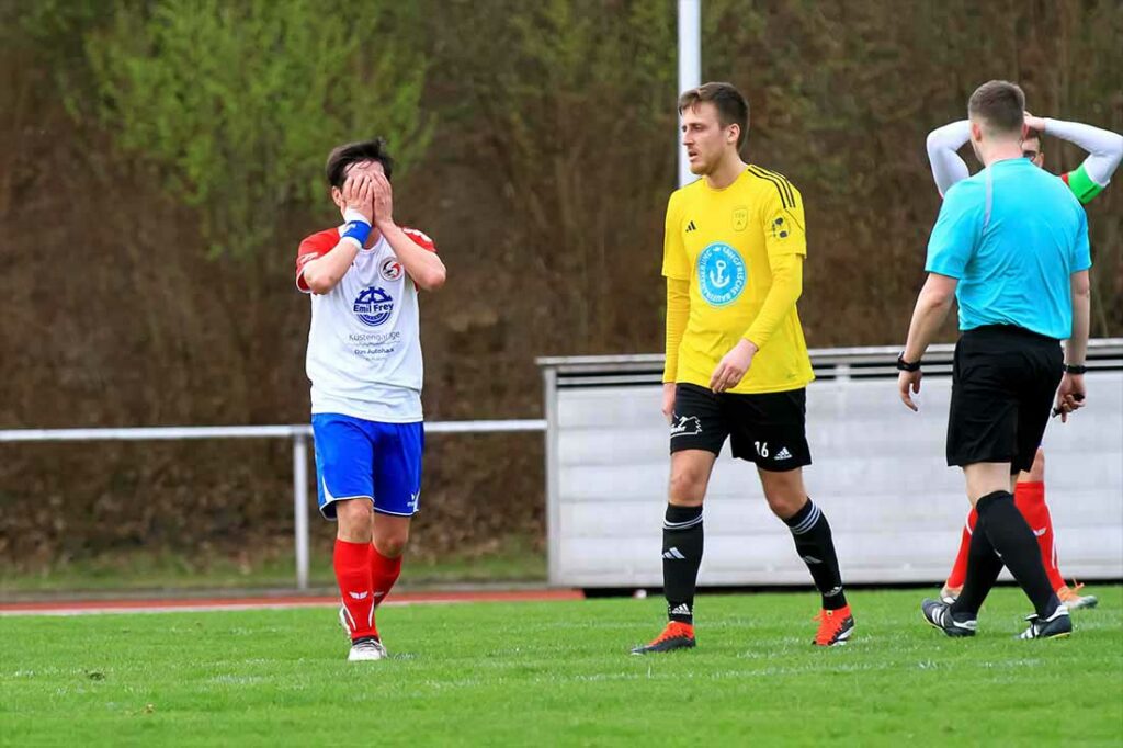 Der technisch versierte Erion Alla kann es nicht fassen, dass er eine Riesenchance zur Husumer Führung vergeben hat. Rechts Christian Olsiewski (TSV Altenholz). © 2024 Ismail Yesilyurt