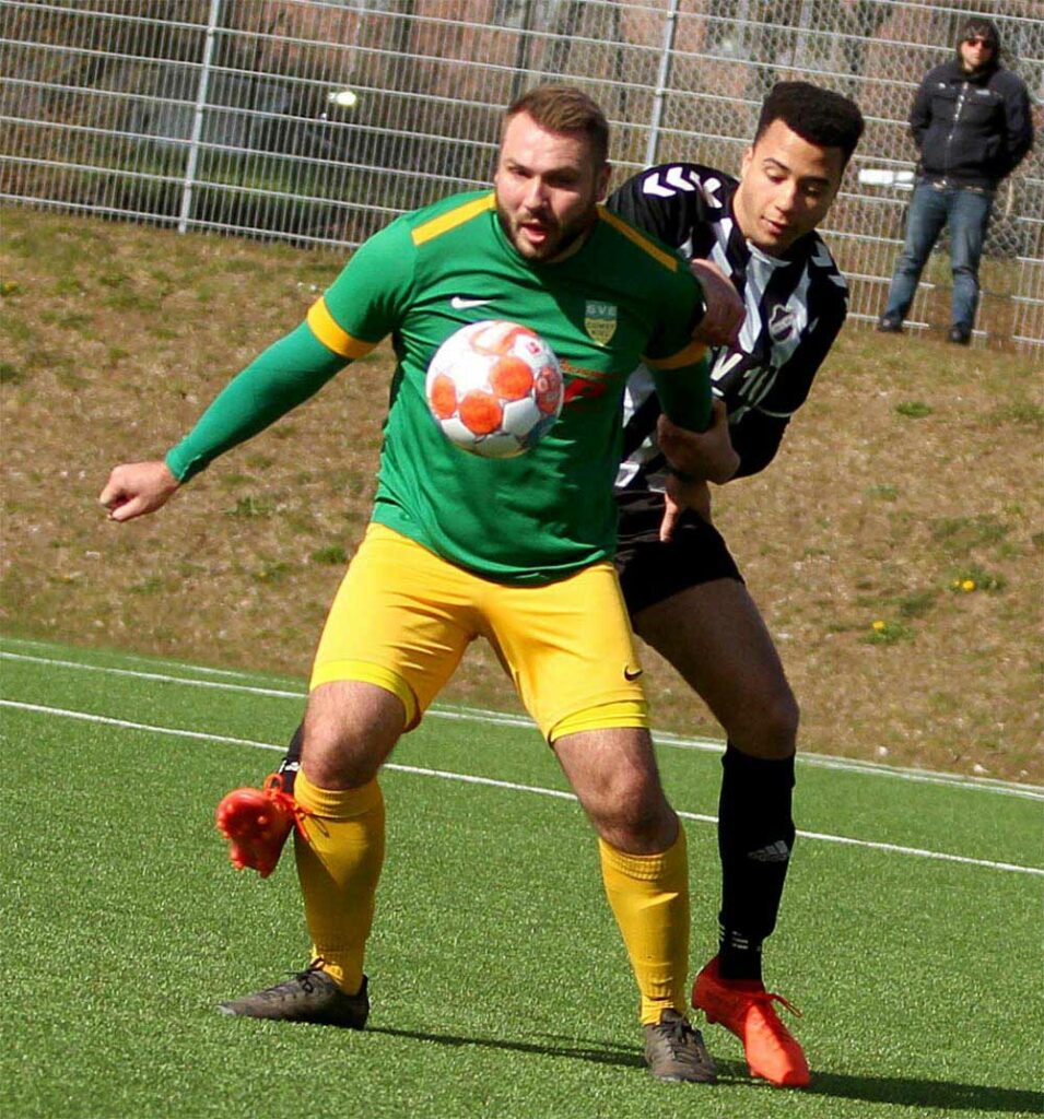 Janneck Rassmanns Tor zum 1:0 gab Comet etwas Sicherheit. Hinten Florian Sossou (Heikendorfer SV). Sein Tor zum 1:0 gab Comet etwas Sicherheit. Hinten Florian Sossou (Heikendorfer SV). © Ismail Yesilyurt