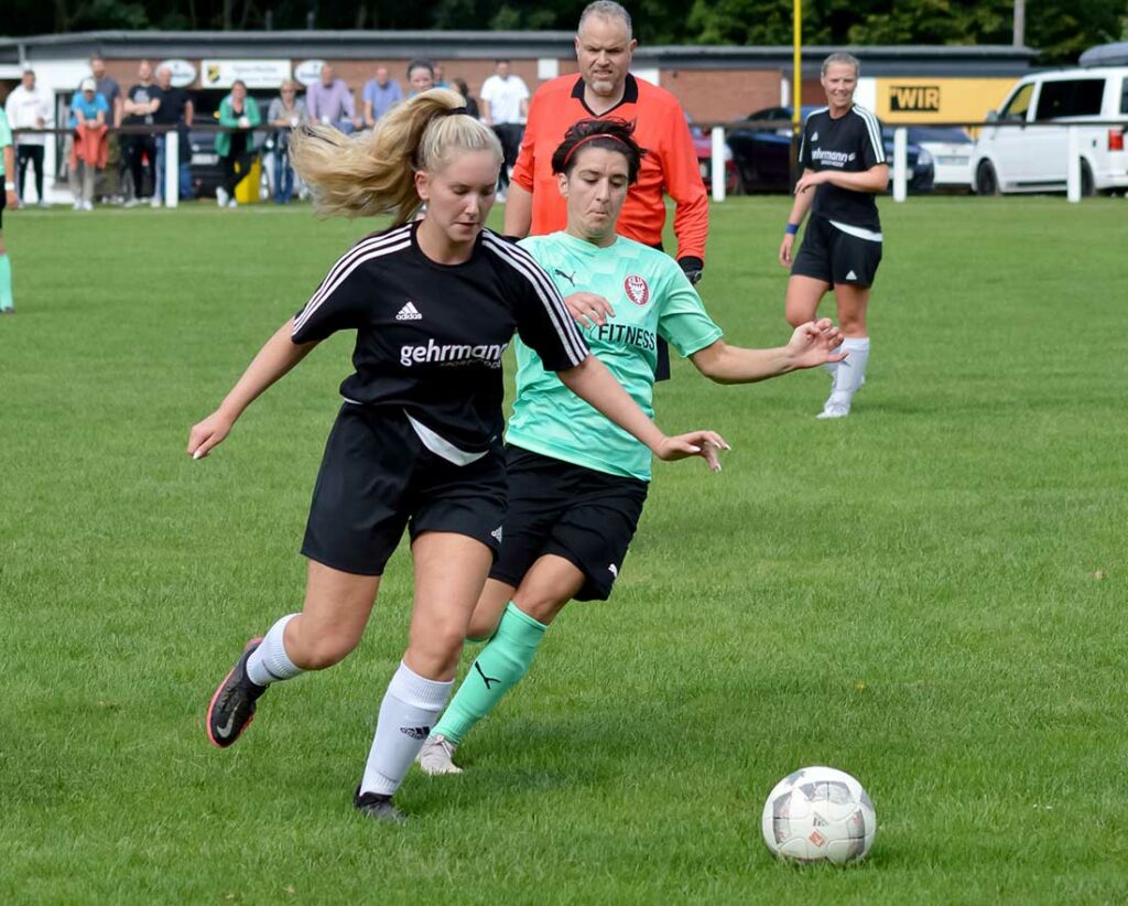 Sarah Tegge klärt vor Kilias Torjägerin Sarah Thode. Quelle: Hanna Beuck Sarah Tegge klärt vor Kilias Torjägerin Sarah Thode. Quelle: Hanna Beuck