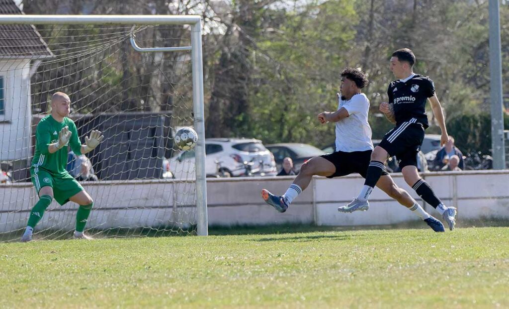 Mika Kieselbach (re., Heider SV) hat abgezogen. Emilo Krück (Preußen Reinfeld) und Keeper Daniel Marco können das 0:2 nicht verhindern. © 2025 Volker Schlichting