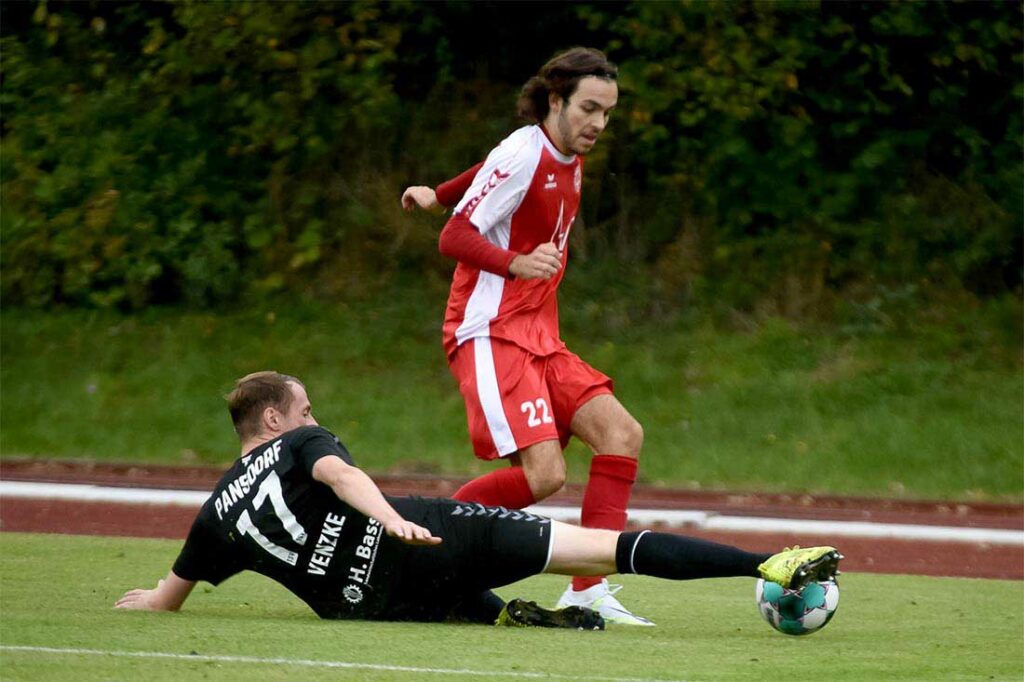 Maximilian Musci (hinten, Bordesholm), hier gegen Marcel Venzke (Pansdorf), bekam die Bestnote im Bordesholmer Team (Archivfoto). © 2022 Olaf Wegerich