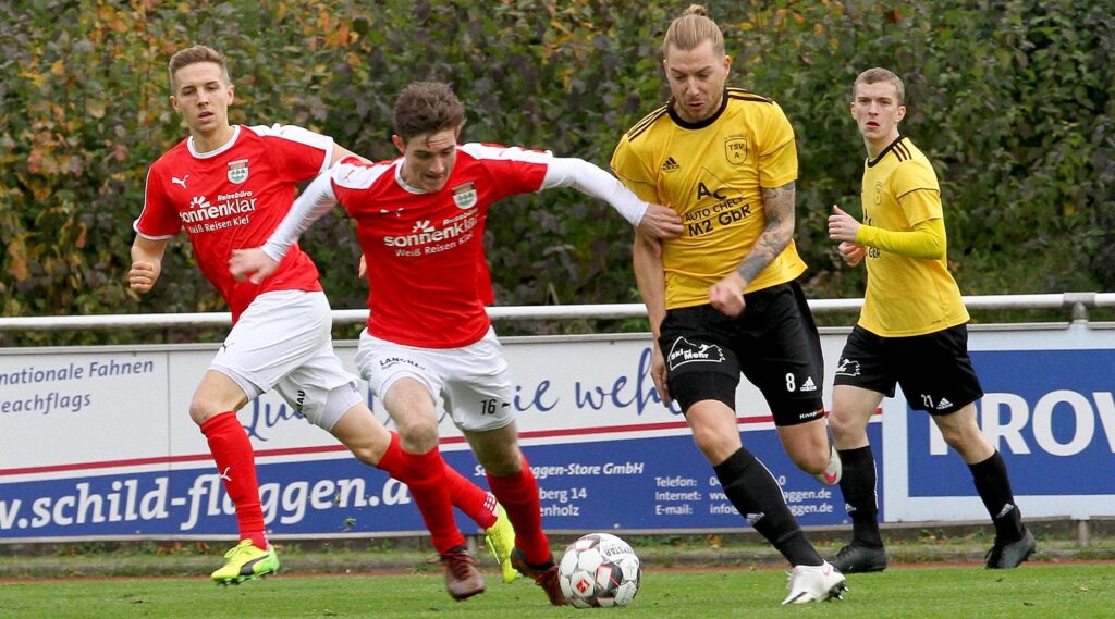 Mittelfeldspieler Sebastian Worbs (re.) ist mit vier Toren bester Goalgetter, links Julian Huchzermeier (TSV Kronshagen). Sebastian Worbs (re.) ist mit vier Toren bester Goalgetter, links Julian Huchzermeier (Kronshagen). © Ismail Yesilyurt