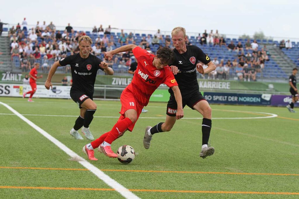 Tino Klein (Kilia Kiel) setzt sich gegen Weiches Defensivezentrale Torben Marten durch. © 2026 Ismail Yesilyurt Tino Klein (Kilia Kiel) setzt sich gegen Weiches Defensivezentrale Torben Marten durch. © 2026 Ismail Yesilyurt