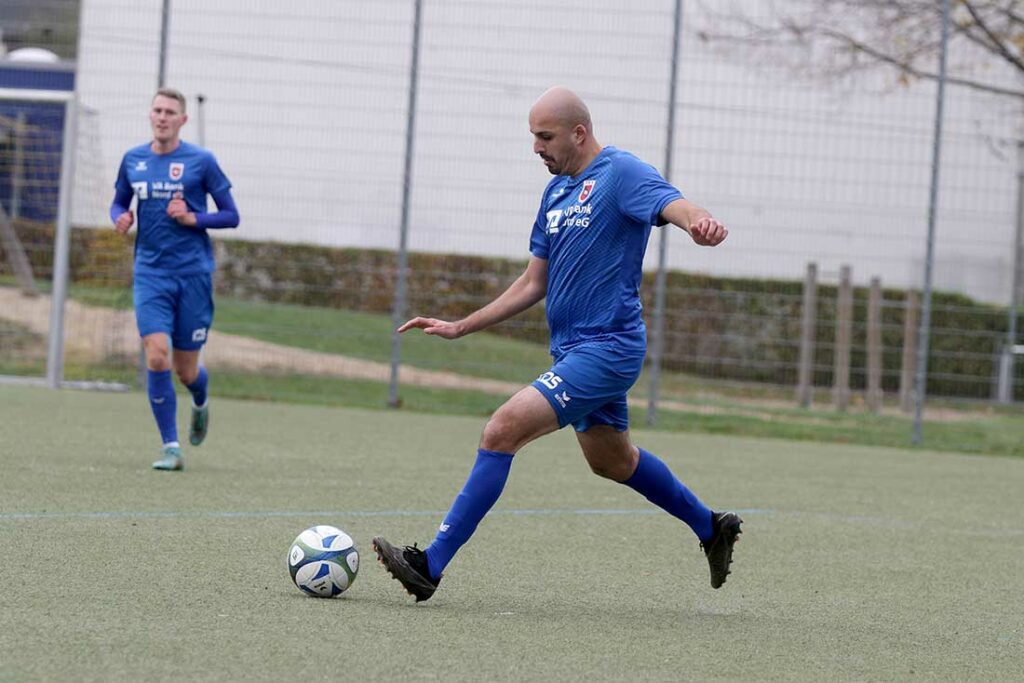 Saffet Yildirim (TSV Friedrichsberg) trifft per Freistoß zur Führung für seine Mannschaft. © 2023 Ismail Yesilyurt