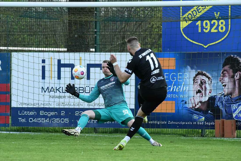 Keeper Ole Rathmann (TSB Flensburg), der hier gleich eine Chance von Morten Liebert (SV Todesfelde) entschärft, spielte seinen Part überragend.  © 2024 Olaf Wegerich