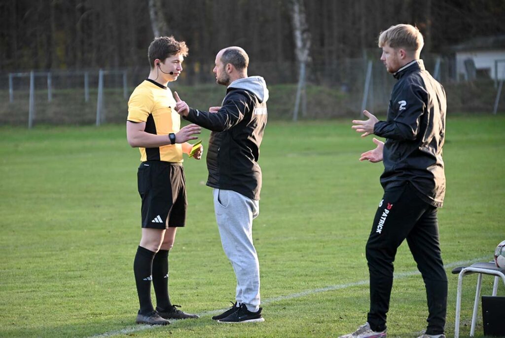 SR Per Christian Roloff und VfR-Coach Danny Cornelius. © 2025 Olaf Wegerich SR Per Christian Roloff und VfR-Coach Danny Cornelius. © 2025 Olaf Wegerich