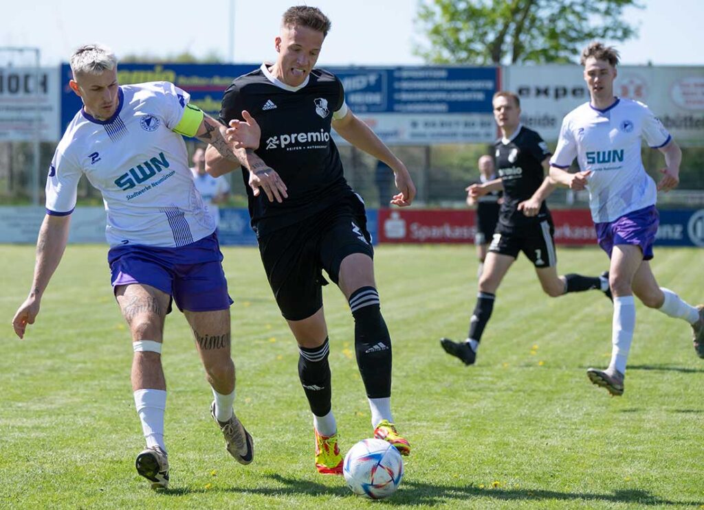 Zwei Topleistungsträger und Kapitäne ihres Teams. Jonah Gieseler (re., Heider SV) gegen Kenny Korup (VfR Neumünster). © 2025 Volker Schlichting