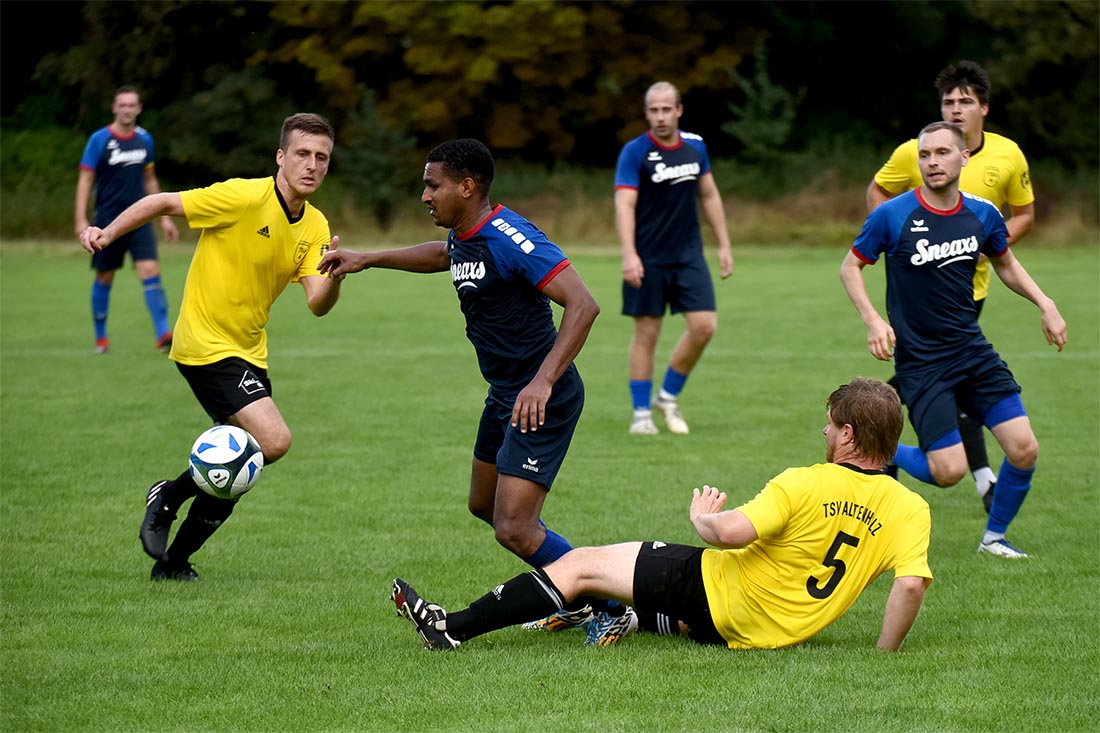 Die Zweikämpfe prägten Duell auf Augenhöhe. Hier versucht Thore Ceynowa (5, Altenholz) Mohammed Atmouri (Tungendorf) vom Ball zu trennen. Quelle: Olaf Wegerich
