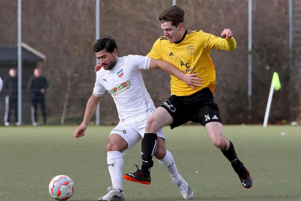 Lasse Schneider (re., TSV Altenholz), im Zweikampf gegen Rezan Acer (Inter Türkspor Kiel), hatte viel Verletzungspech.