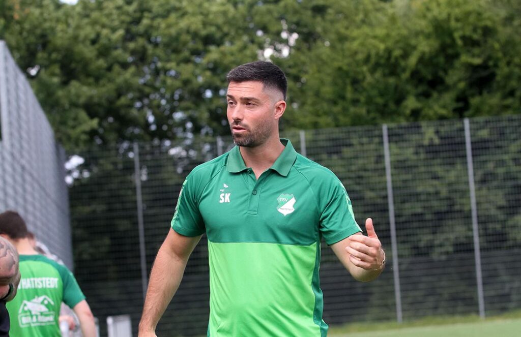 Der erste Sieg, das in einem wichtigen Spiel, ist für Coach Sebastian Kiesbye und dem TSV Hattstedt unter Dach und Fach. © 2025 Ismail Yesilyurt