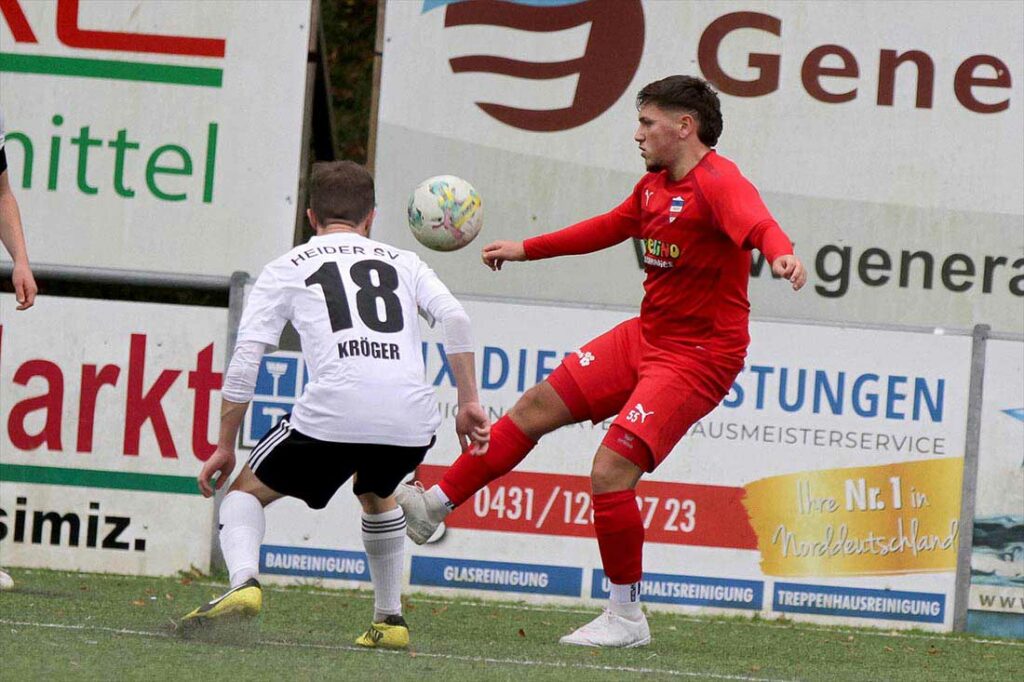 Der Ausgleich in der Nachspielzeit durch Arda Özkan (re., Inter Türkspor Kiel) war eigentlich der verdiente Lohn für die Kieler. © 2023 Ismail Yesilyurt