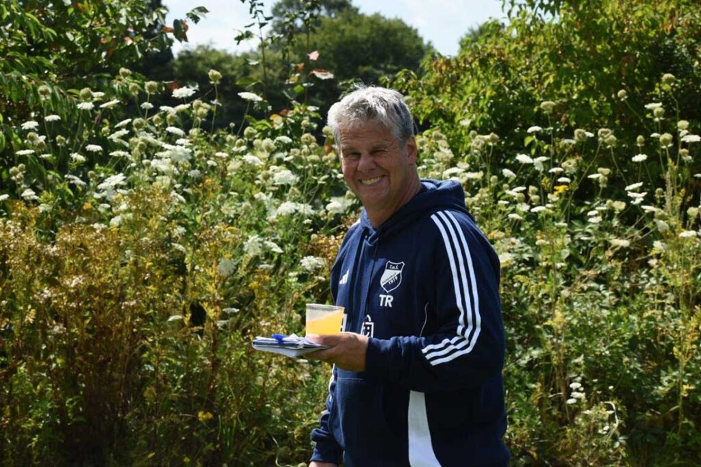 Trainer Hermi Lausen (TuS Rotenhof) hat alles, was er zum Spielstart braucht. © 2024 Olaf Wegerich2 Trainer Hermi Lausen (TuS Rotenhof) hat alles, was er zum Spielstart braucht. © 2024 Olaf Wegerich2