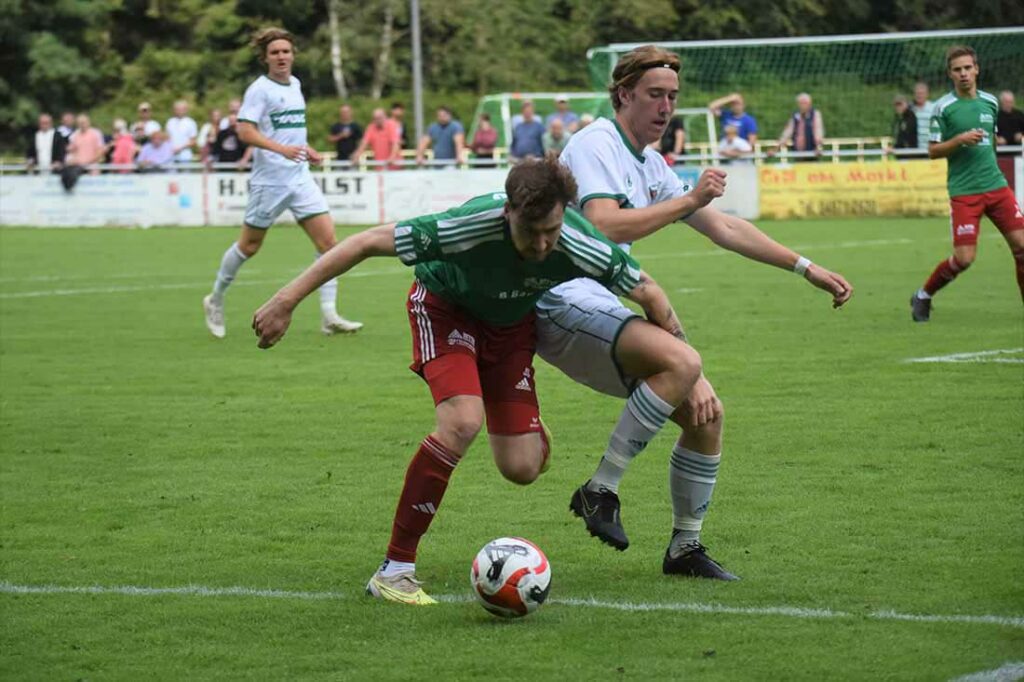 Jasper Schwarz (li., MTSV Hohenwestedt) unterstützte als rechter Mittelfeldspieler oft die eigene Abwehrreihe. © 2023 Olaf Wegerich