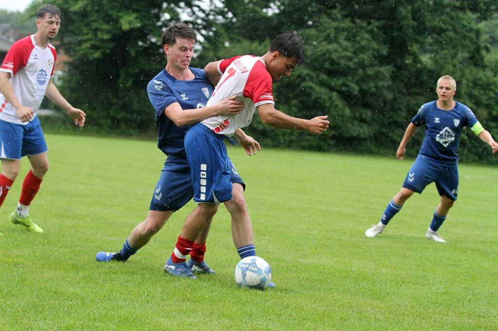 Jakob Reimansteiner (in blau, TSV Plön) gegen Saleh Beko (Husumer SV). © 2025 Ismail Yesilyurt Jakob Reimansteiner (in blau, TSV Plön) gegen Saleh Beko (Husumer SV). © 2025 Ismail Yesilyurt