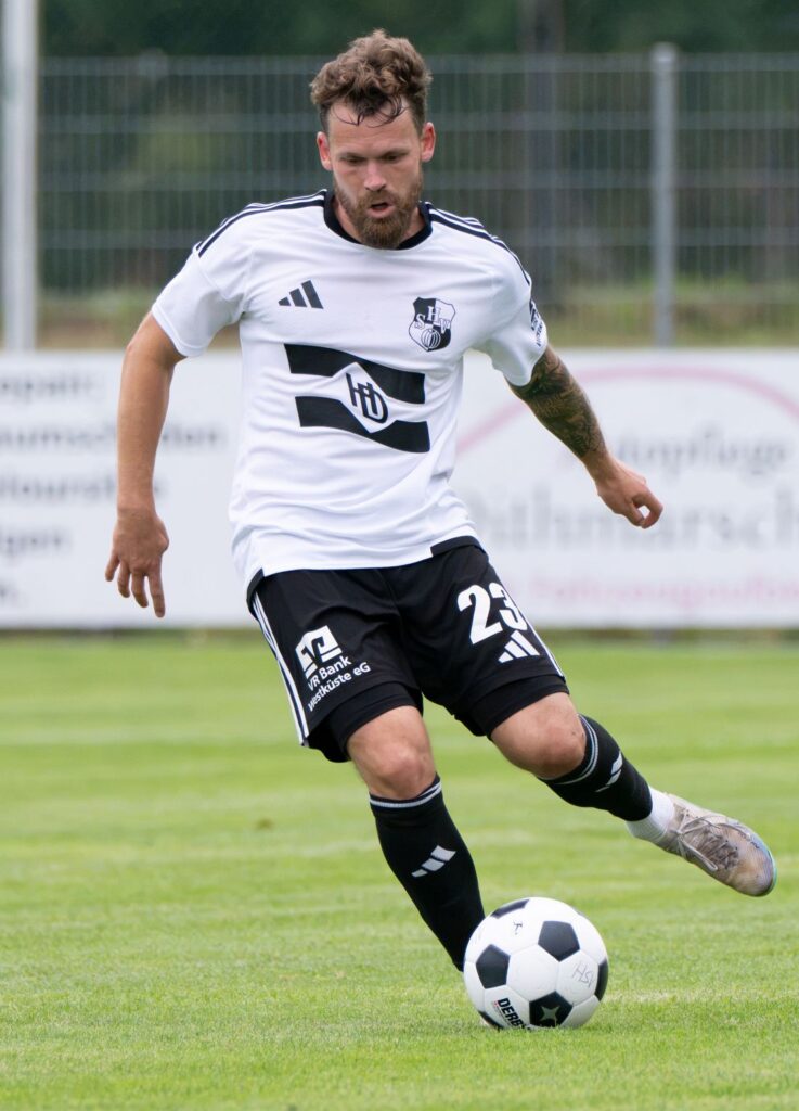 Christopher Buchtmann (Heider SV) versuchte immer wieder dem Spiel Struktur zu geben. © 2026 Volker Schlichting Christopher Buchtmann (Heider SV) versuchte immer wieder dem Spiel Struktur zu geben. © 2026 Volker Schlichting